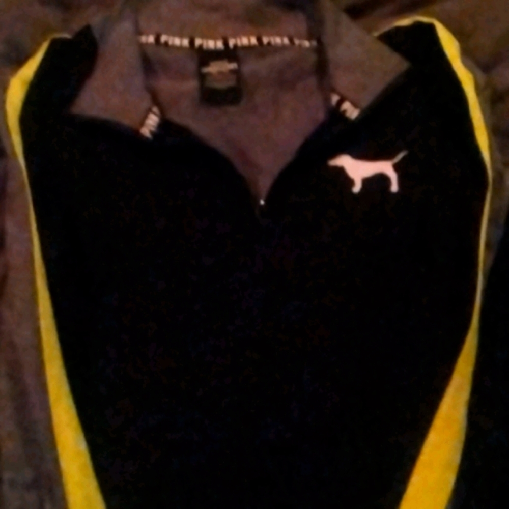 Vs Pink workout shirt very stretchy